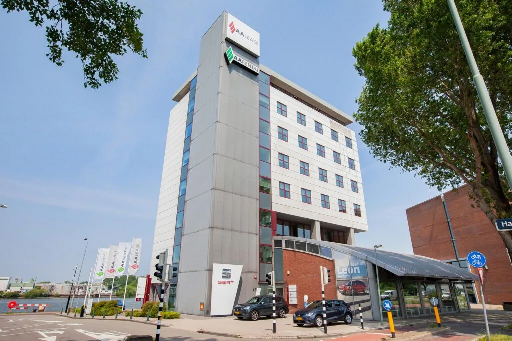 Kantoorgebouw van Aalease en Aarental aan de Laan der Verenigde Naties met SEAT-showroom op de begane grond.